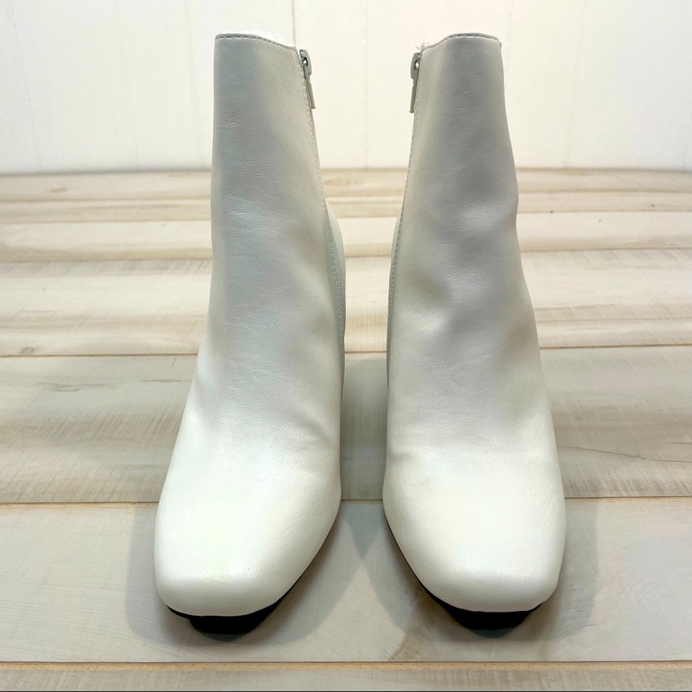 Bamboo NIB Awake White Vegan Leather Side Zip Heeled Bootie Sz 9 Boots - Picture 2 of 10